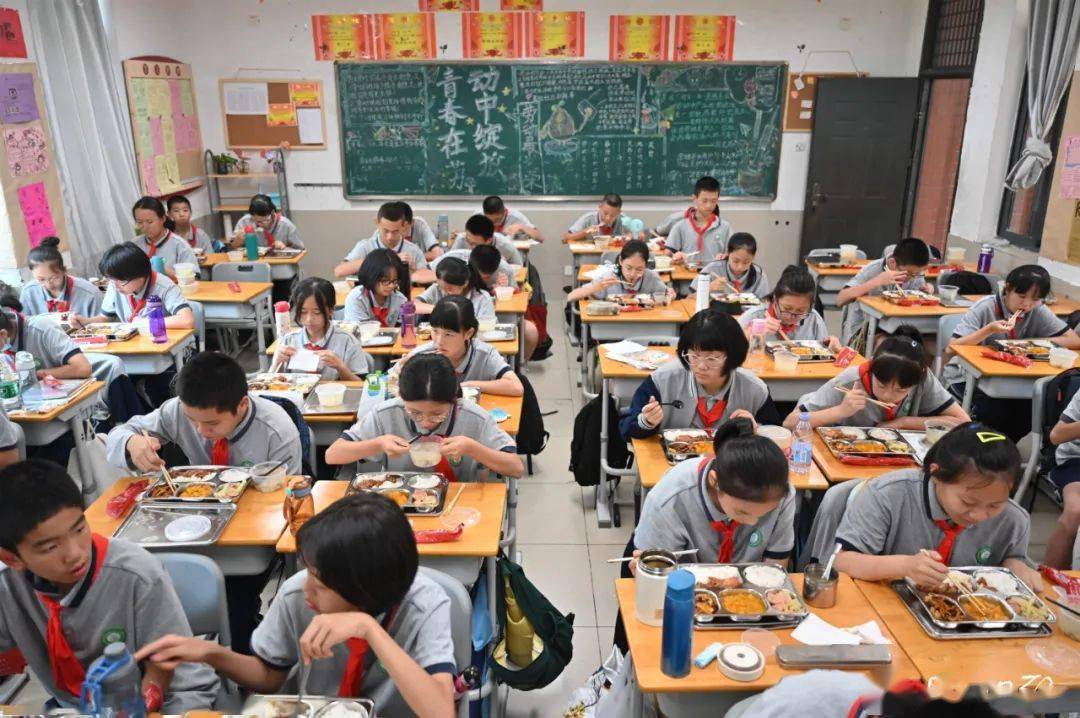 武漢食堂承包，武漢江夏學校食堂將全麵建成“互（hù）聯網+明廚（chú）亮灶”