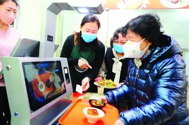 下吃（chī）孩子飯桌，上吃社（shè）區食堂，天津年輕人“蹭飯”成新潮
